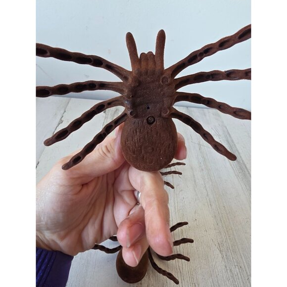 Tarantula spider realistic life-size lifelike Halloween props Brown plastic - Picture 8 of 8